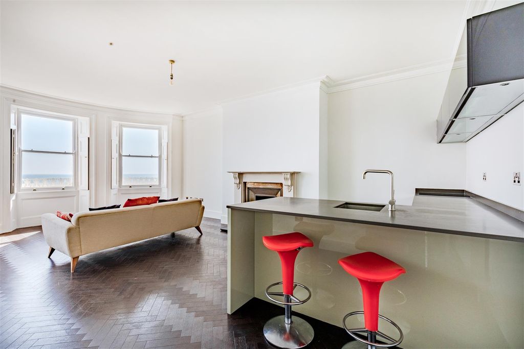 Property photo 3 of 14 Kitchen/Reception