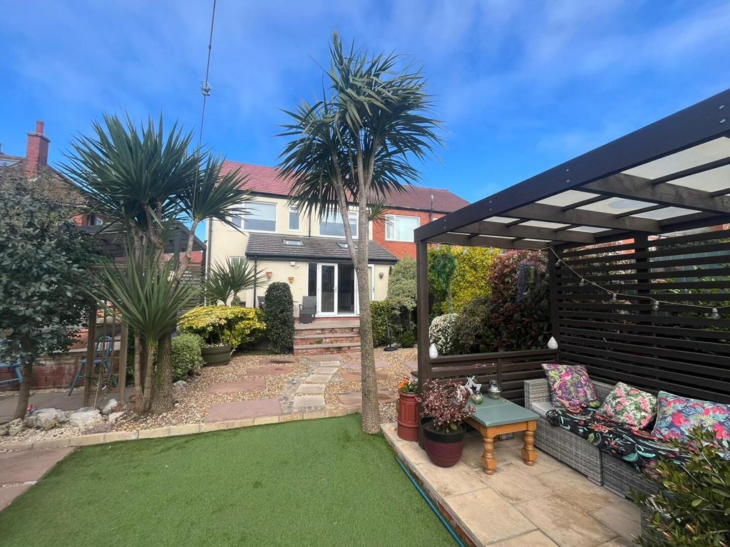 Property photo 2 of 33