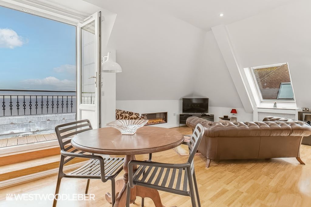 Property photo 3 of 12 Frinton_6-Upscale-4x