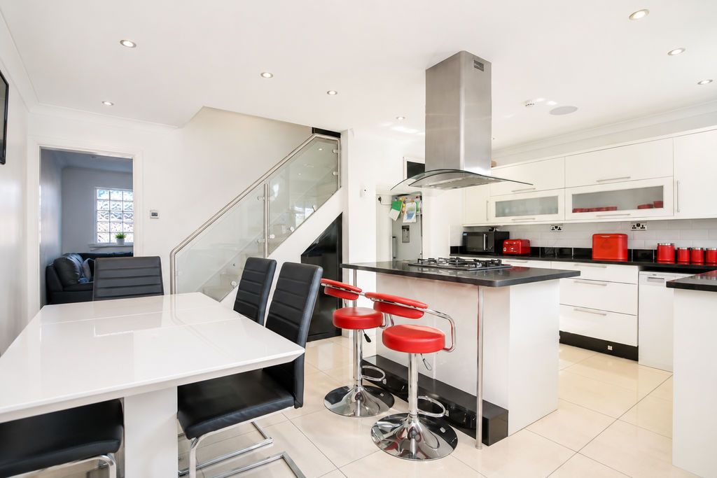 Property photo 2 of 17 Kitchen / Diner
