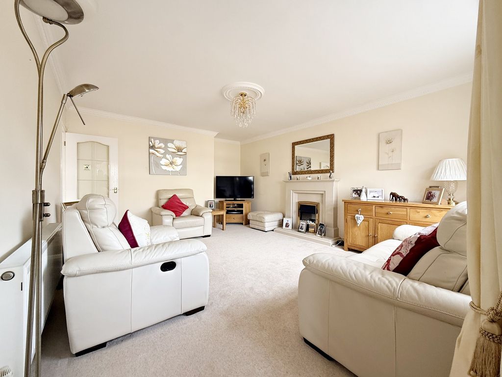 Property photo 3 of 28 Lounge