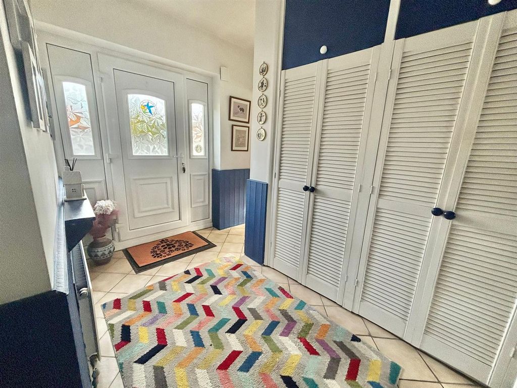 Property photo 2 of 33 Entrance Hall