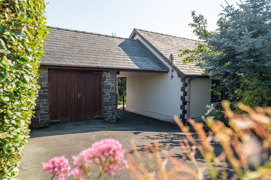 Property photo 3 of 48 3