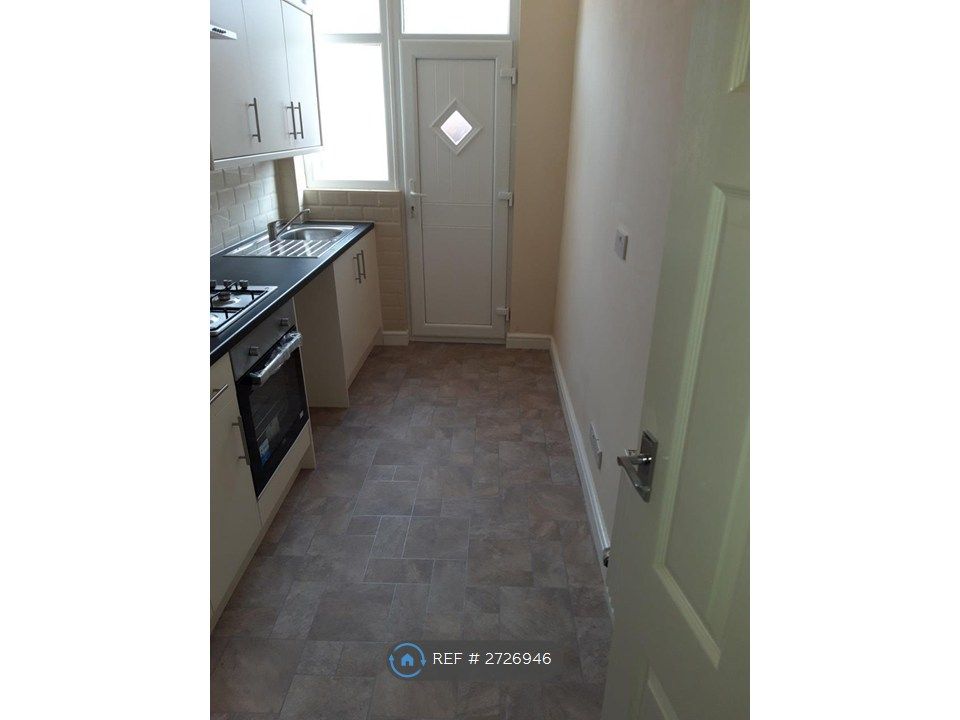 Property photo 3 of 8 Kitchen