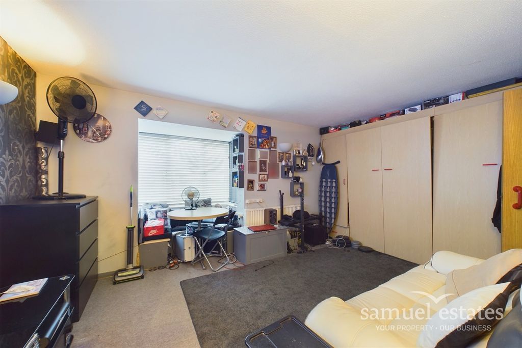 Property photo 3 of 14 Bedroom/Living Room