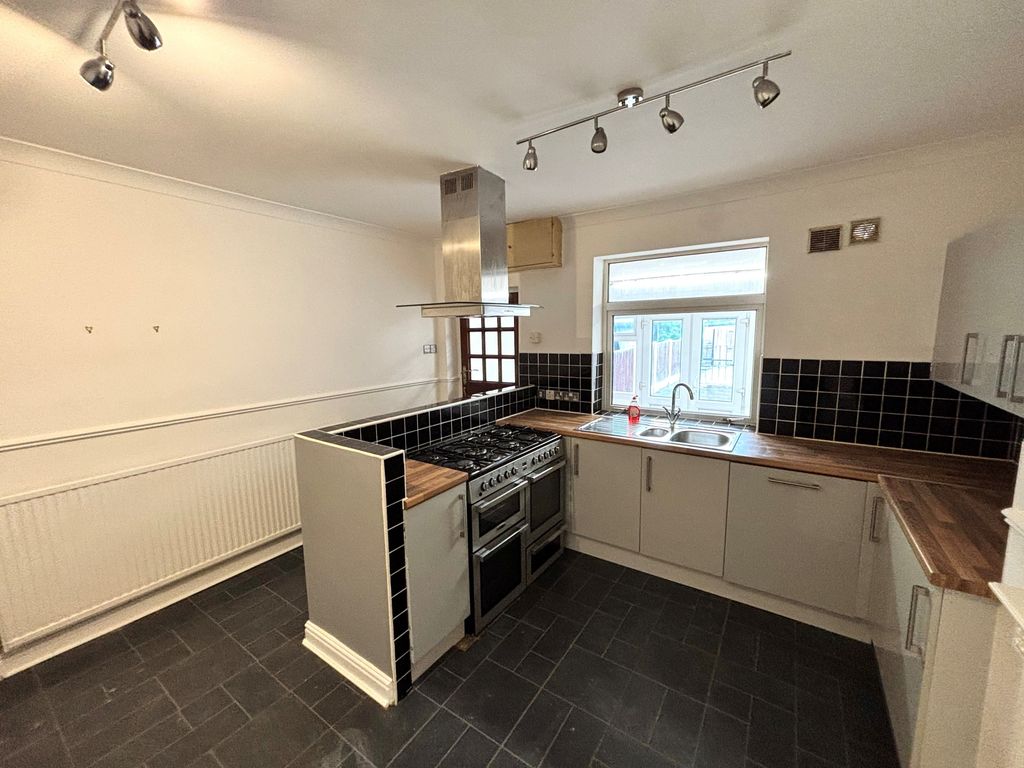 Property photo 3 of 7 Kitchen