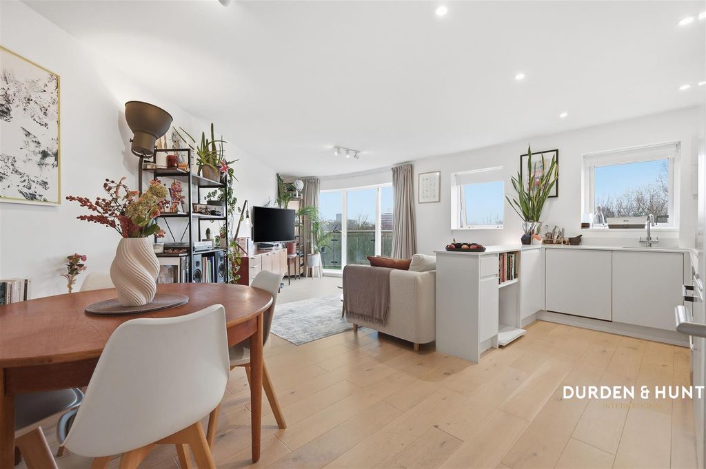 Property photo 1 of 21 Goldsmiths Row