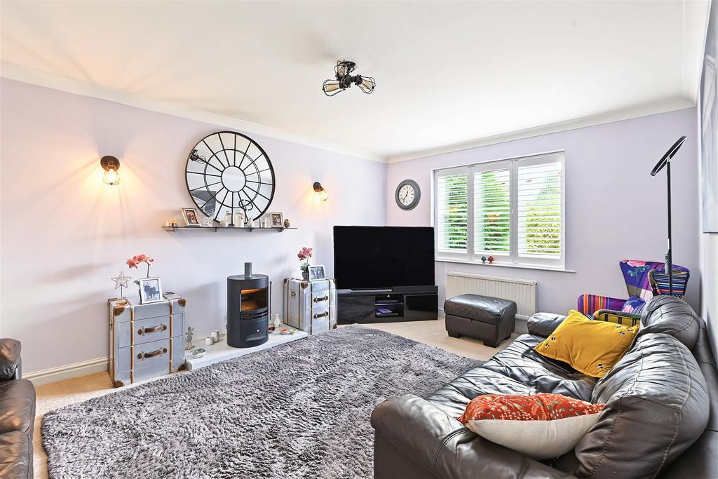 Property photo 3 of 13 Bewdley-Close-01.Jpg