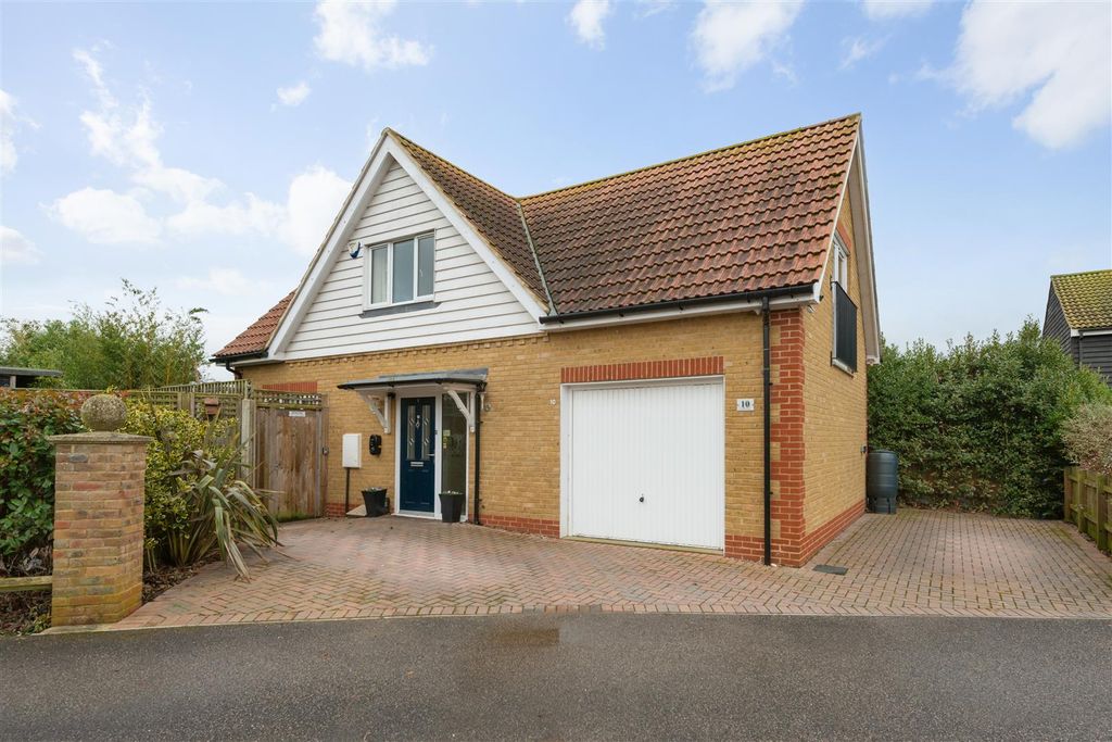 Property photo 1 of 16 Foxdene Road, Seasalter, Whitstable