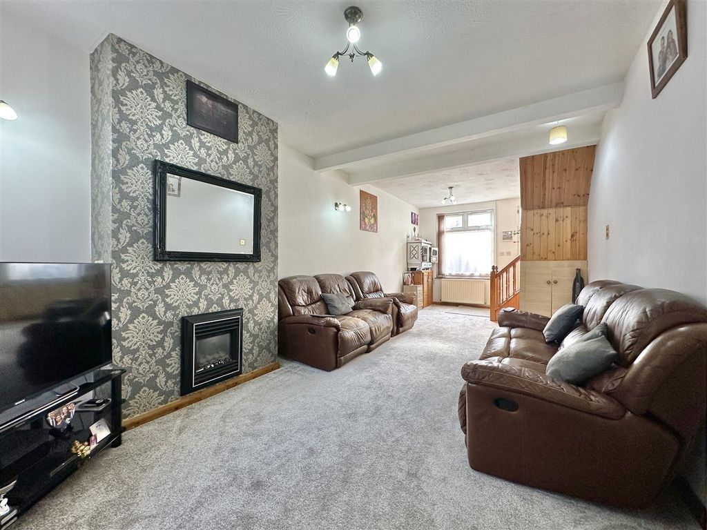 Property photo 3 of 15 Lounge