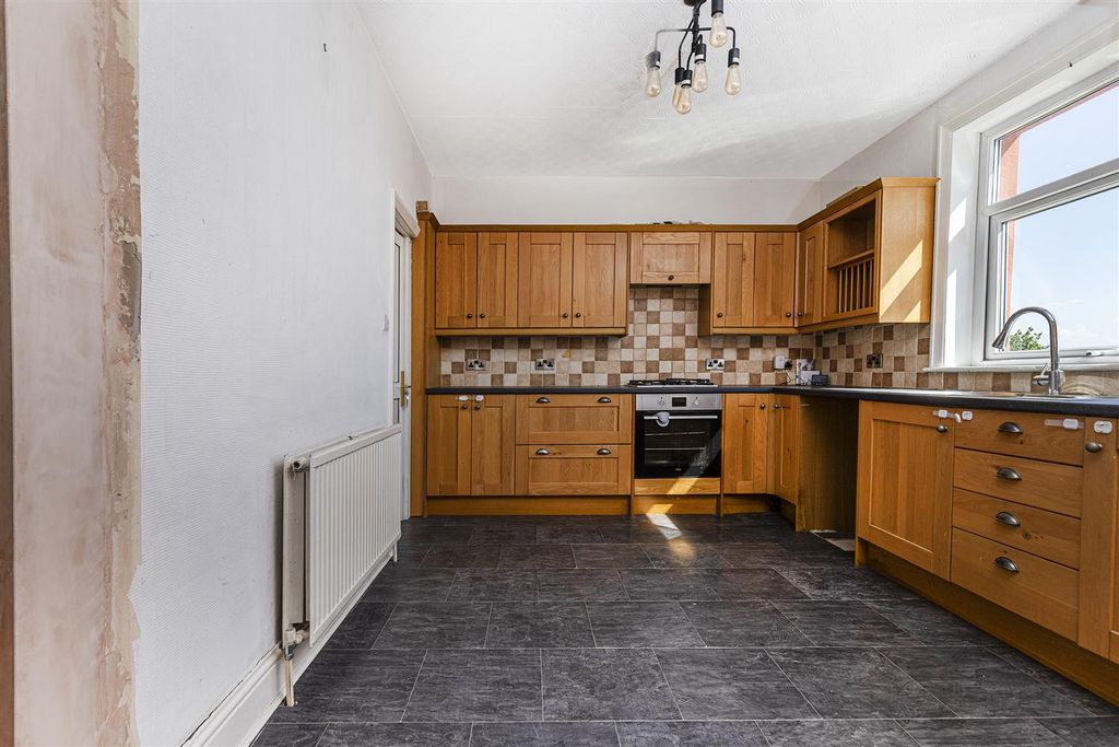 Property photo 3 of 25 Dining Kitchen