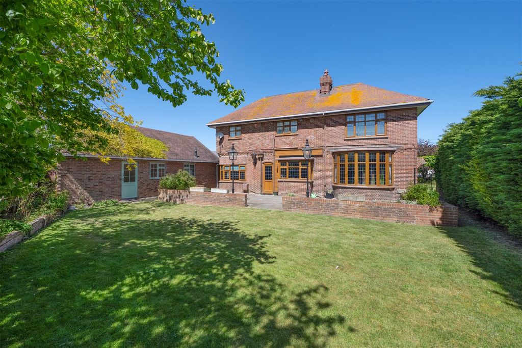 Property photo 2 of 24 Thurston Park, Whitstable