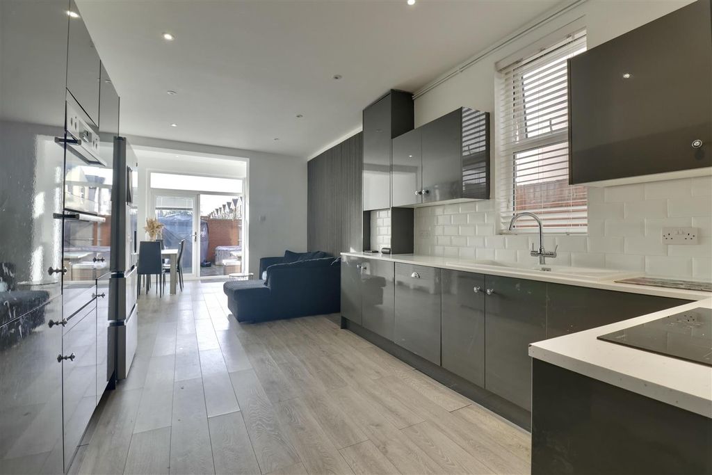 Property photo 2 of 15 558F4Af7-7Bcf-461B-A28E-28Bf5Baeefb5_1_201_A.Jpeg