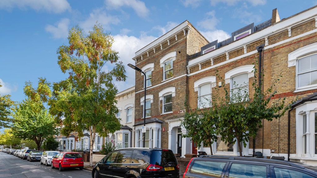 Property photo 1 of 12 Flat C, 32 Navarino Road, Hackney, London E8 1Ad