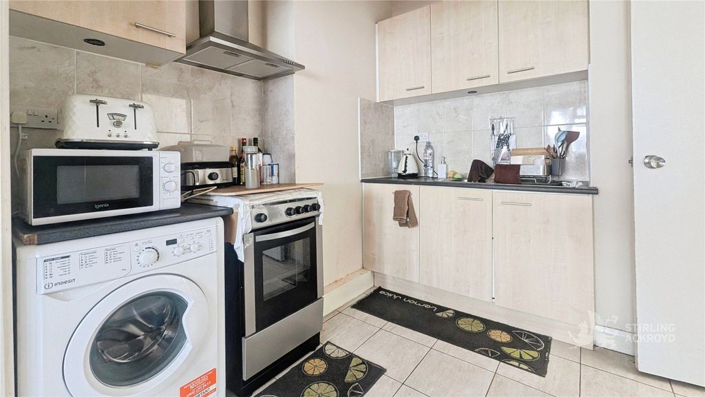 Property photo 3 of 10 Kitchen