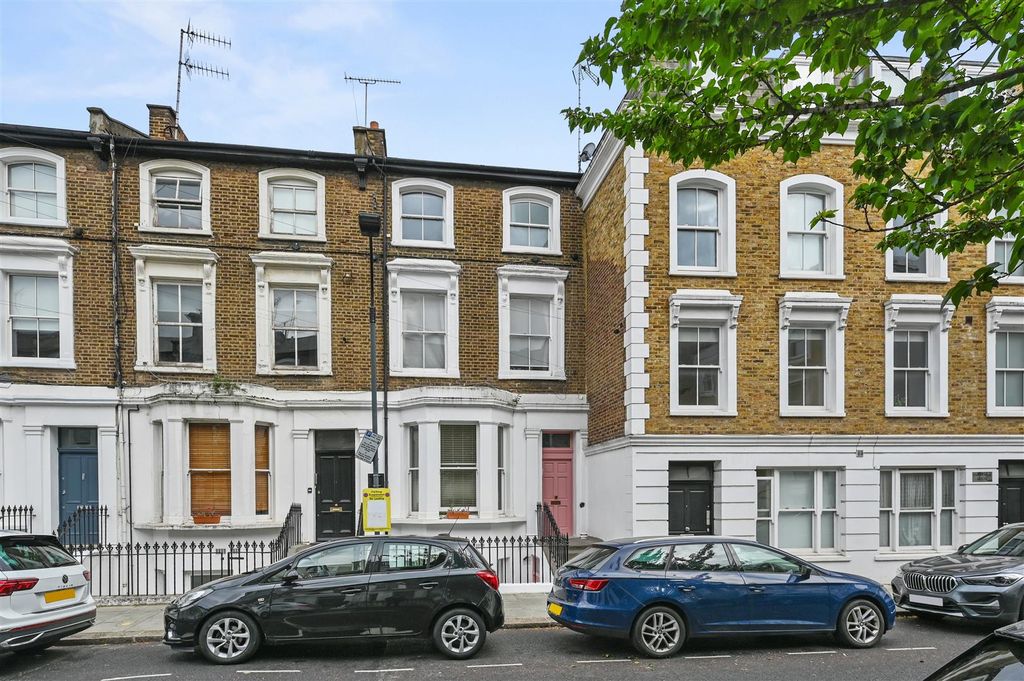 Property photo 1 of 8 Overstone Road
