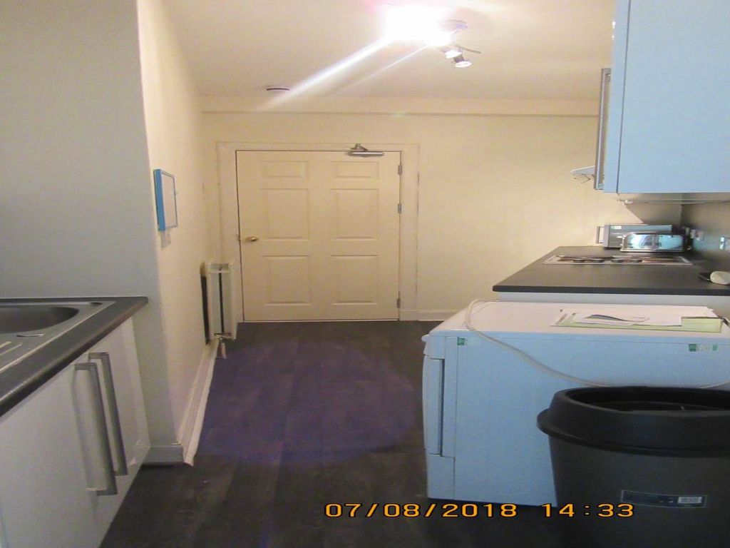 Property photo 3 of 16 7Ra 2R - Kitchen (2)