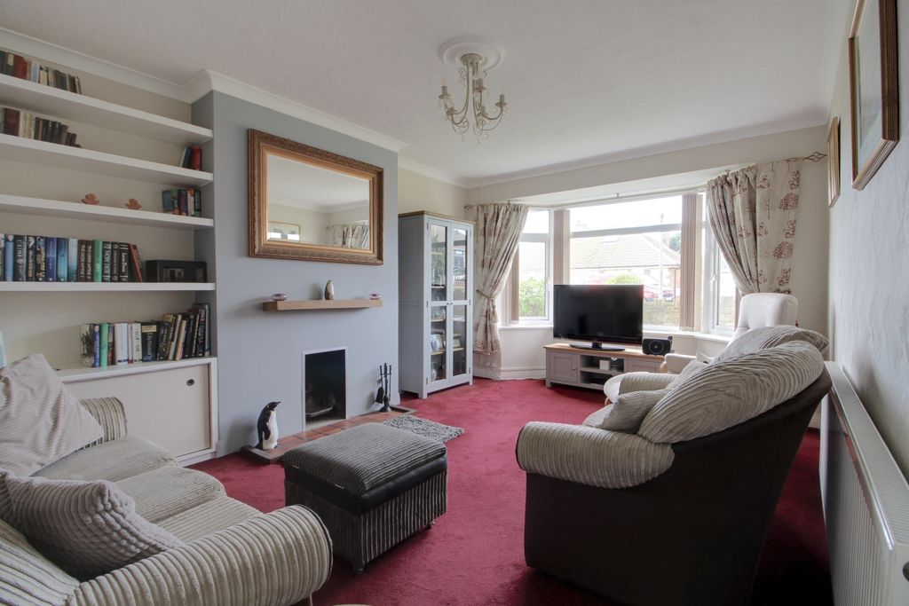 Property photo 3 of 11 Lounge