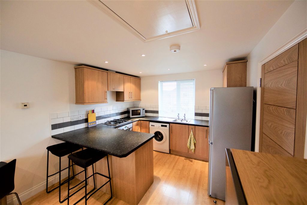 Property photo 2 of 7 Kitchen