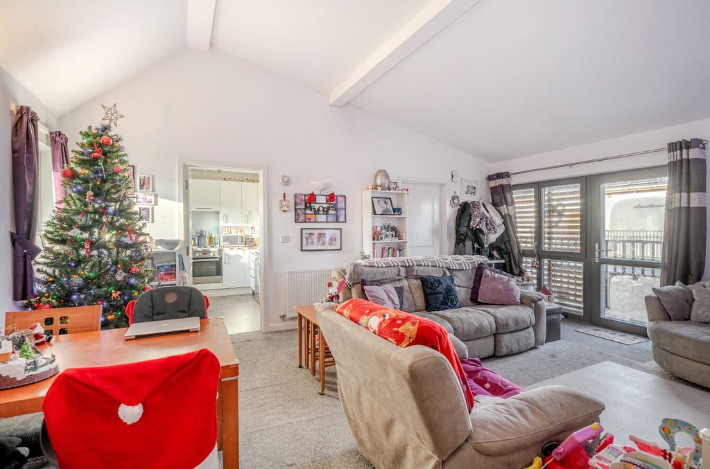 Property photo 2 of 11 1386925-8-69300E1...