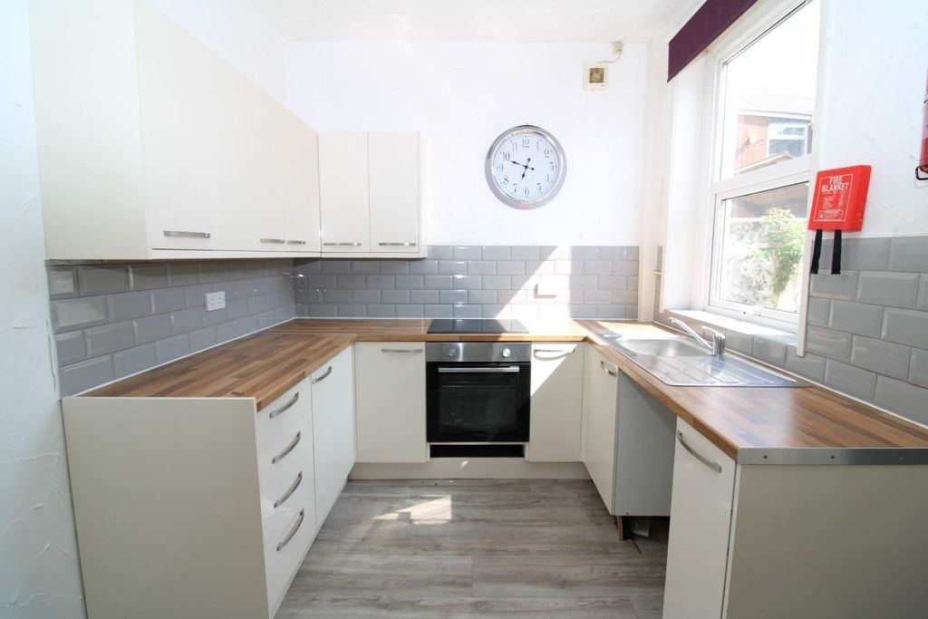 Property photo 1 of 7 Kitchen Dining Room