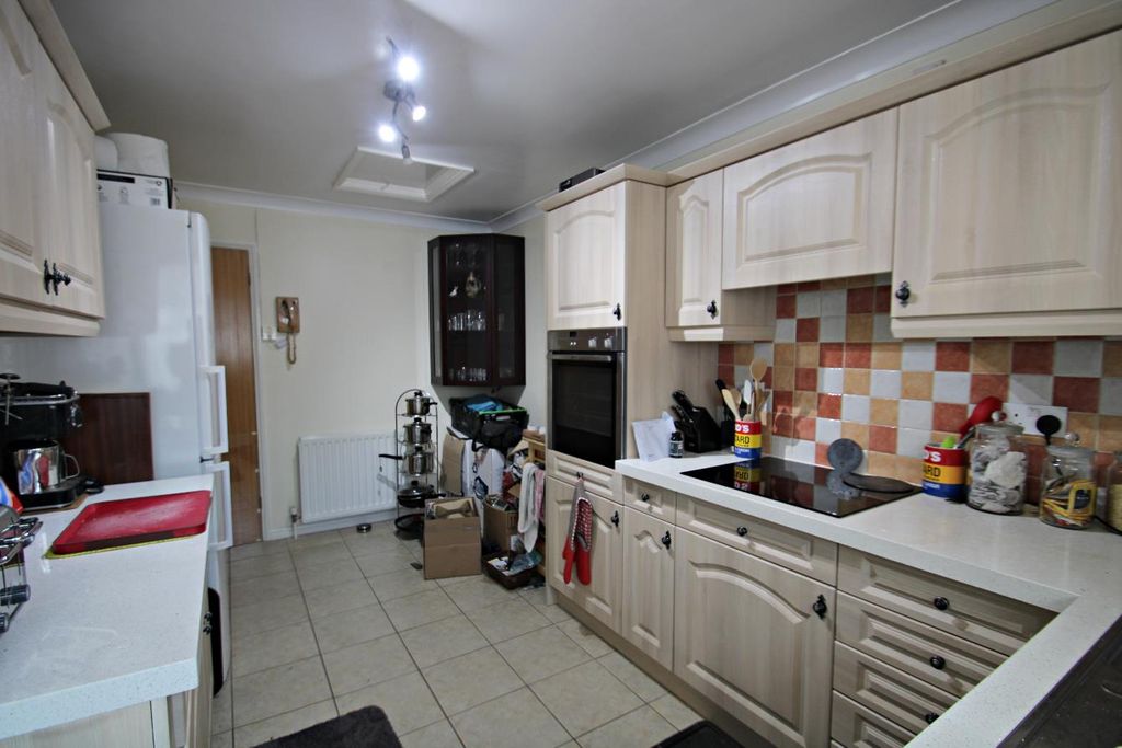 Property photo 3 of 11 Kitchen