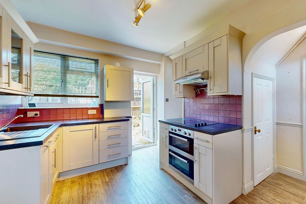 Property photo 2 of 9 2 Thornbury Road, Isleworth Tw7 4Hg