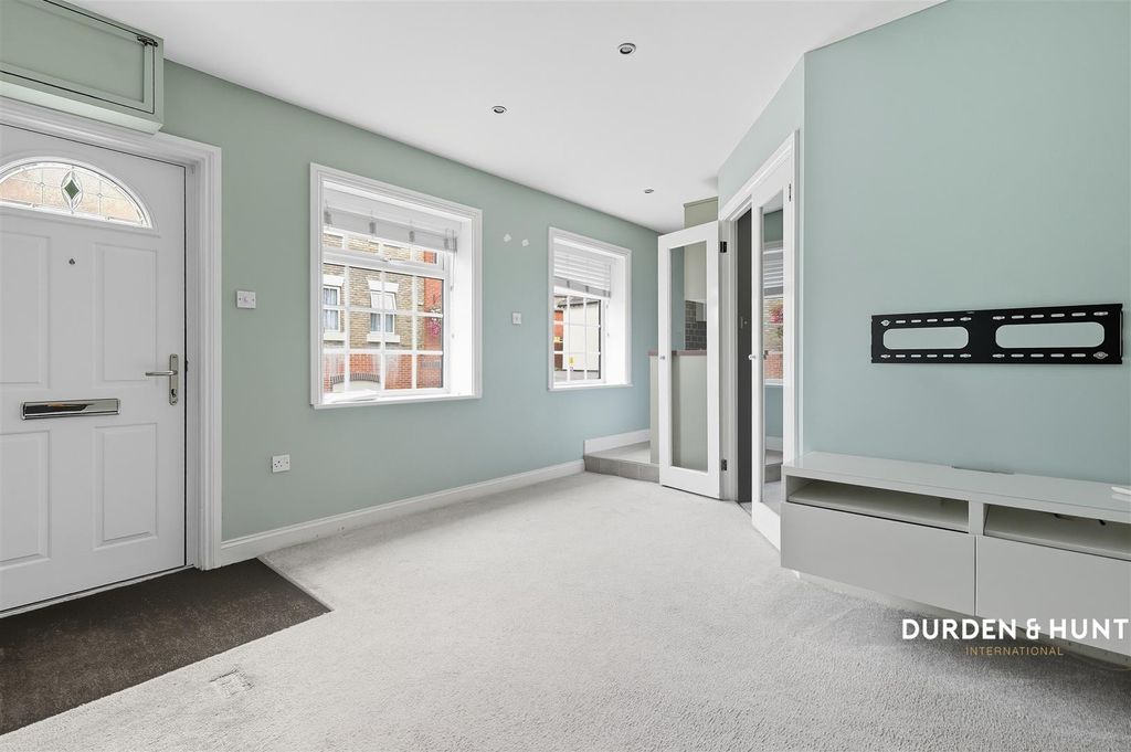 Property photo 2 of 9 High Street