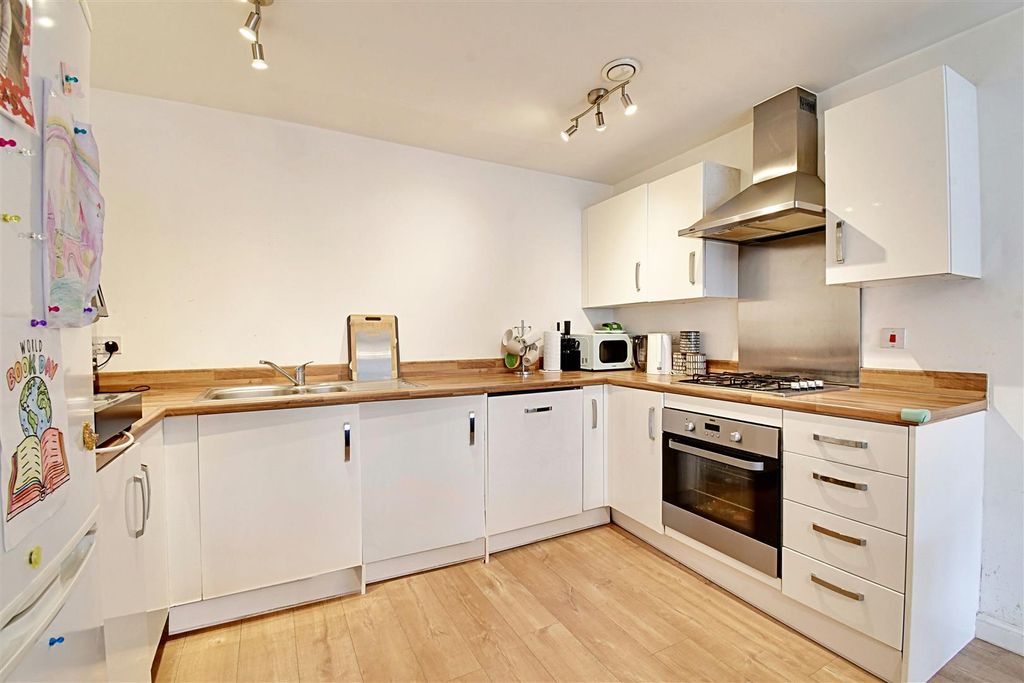 Property photo 2 of 18 Kitchen.Jpg