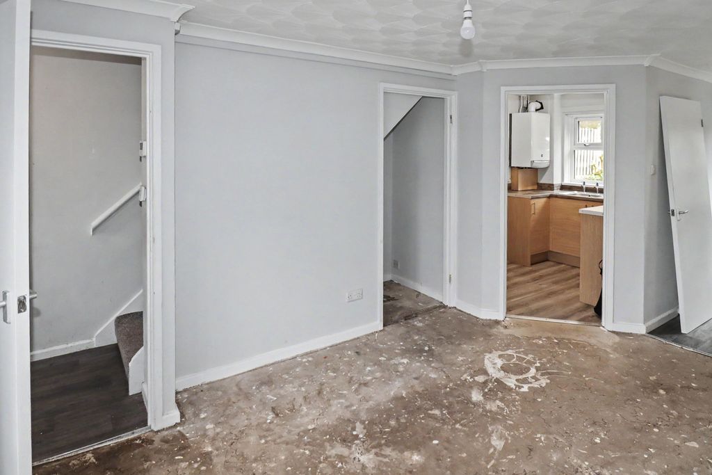 Property photo 3 of 19 15 High Poplars, Bradford, West Yorkshire, Bd2 1Ng