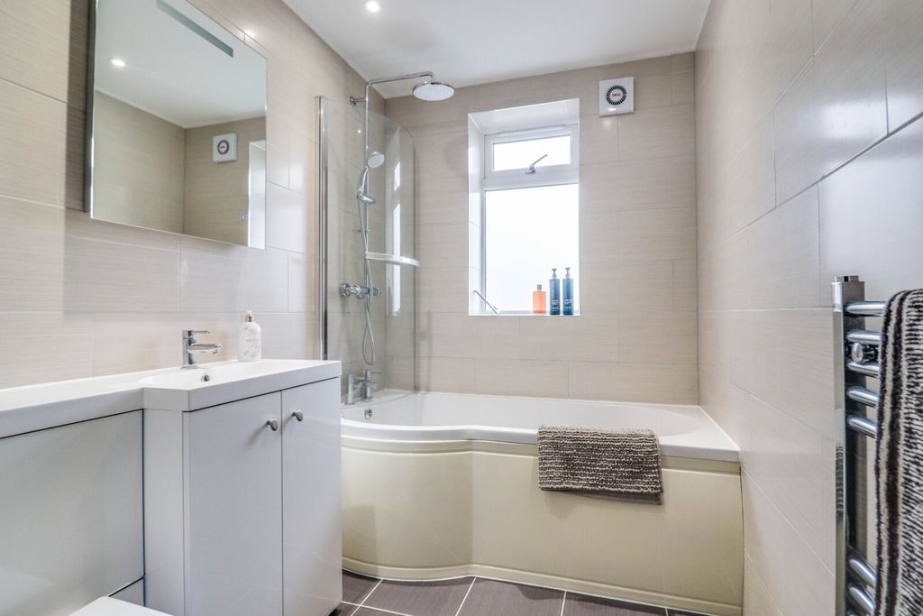 2 bed flat for saleThe Tileworks, Braintree CM7 photo 5