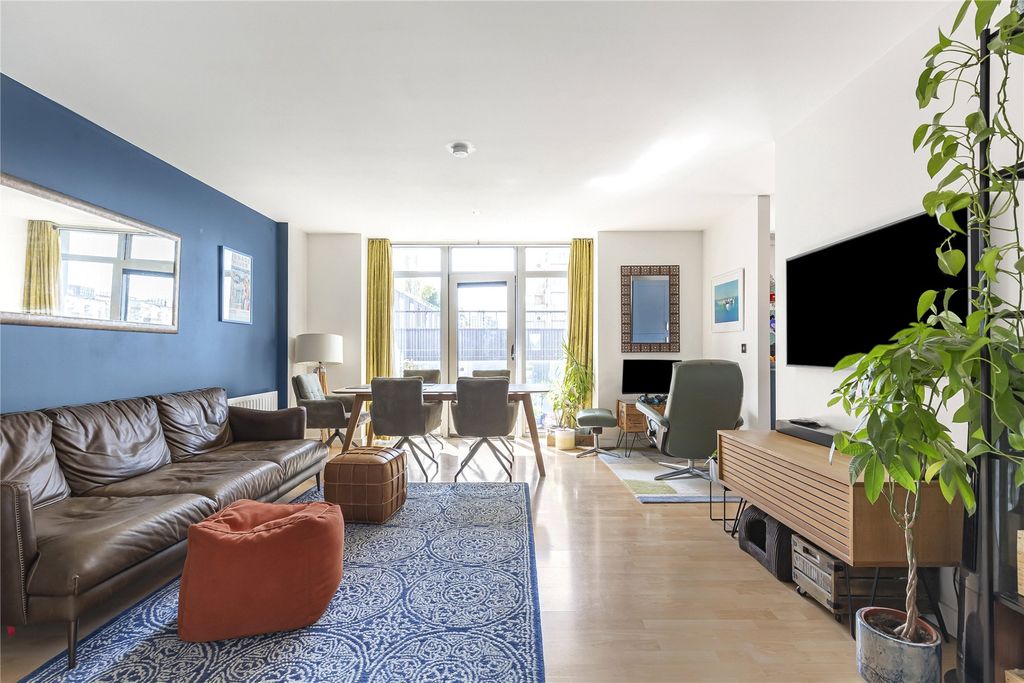Property photo 1 of 12 Living Room