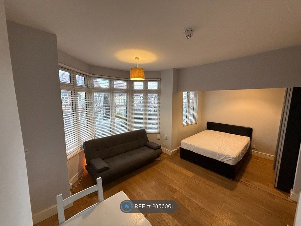 Property photo 1 of 8 925 Large Upstairs Room