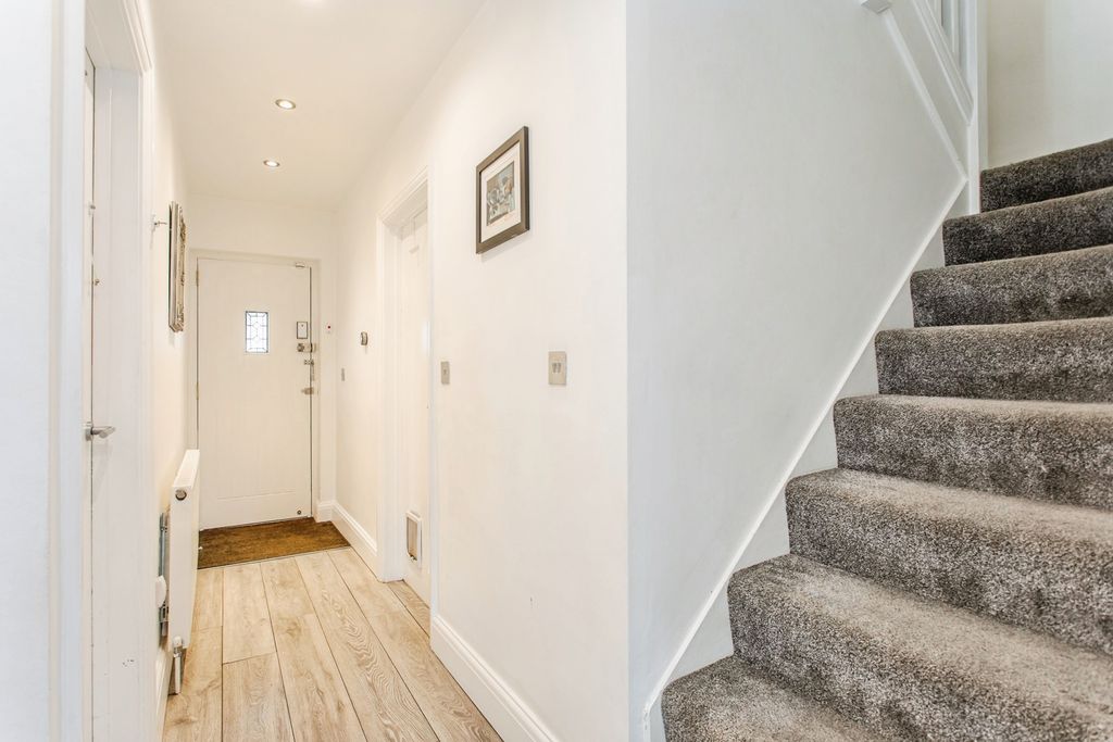 Property photo 2 of 17 Entrance Hall