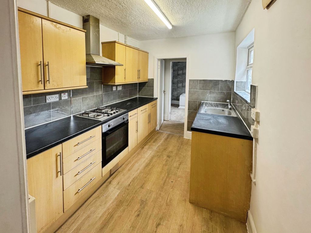 Property photo 2 of 11 Kitchen