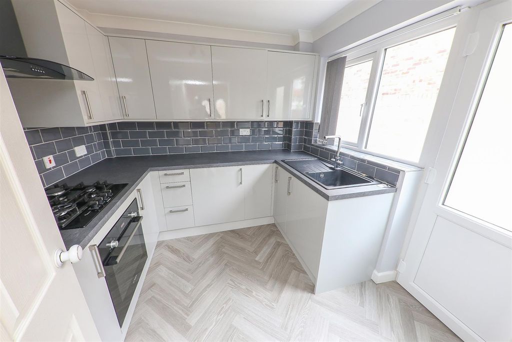Property photo 3 of 16 Fitted Kitchen