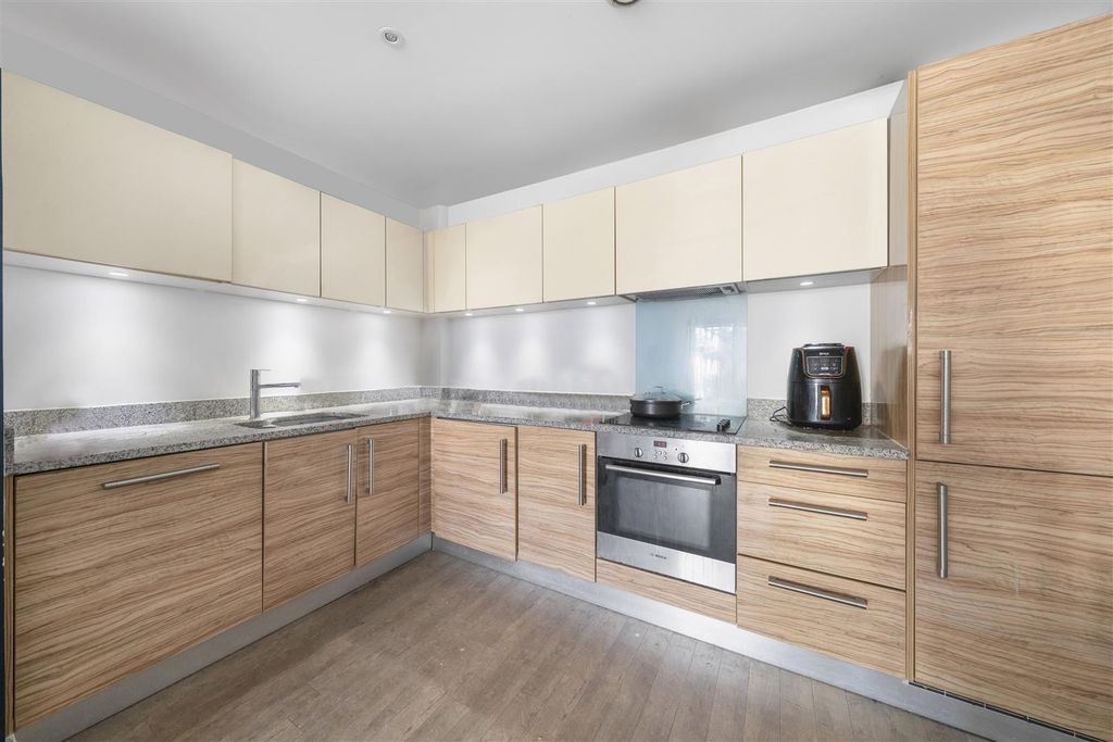 Property photo 3 of 24 Citius Court, E4