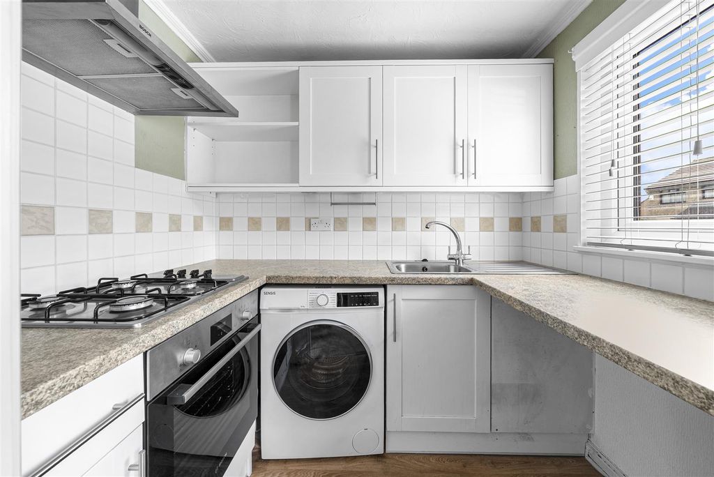 Property photo 3 of 10 Kitchen