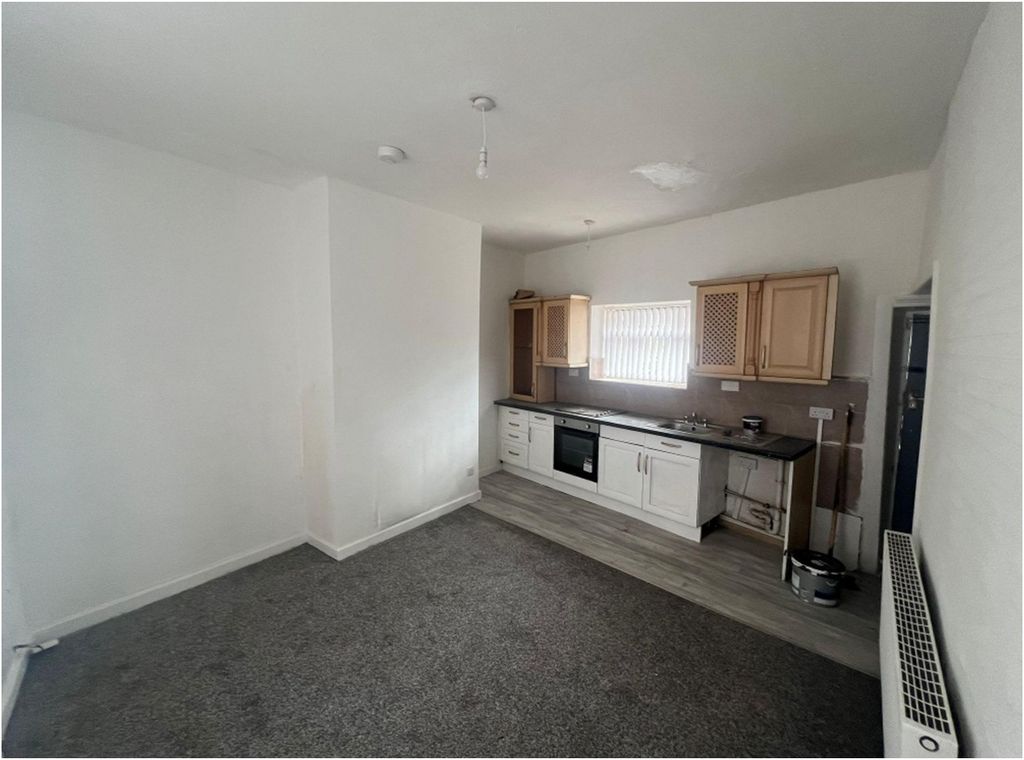 Property photo 3 of 7 Kitchen-Lounge