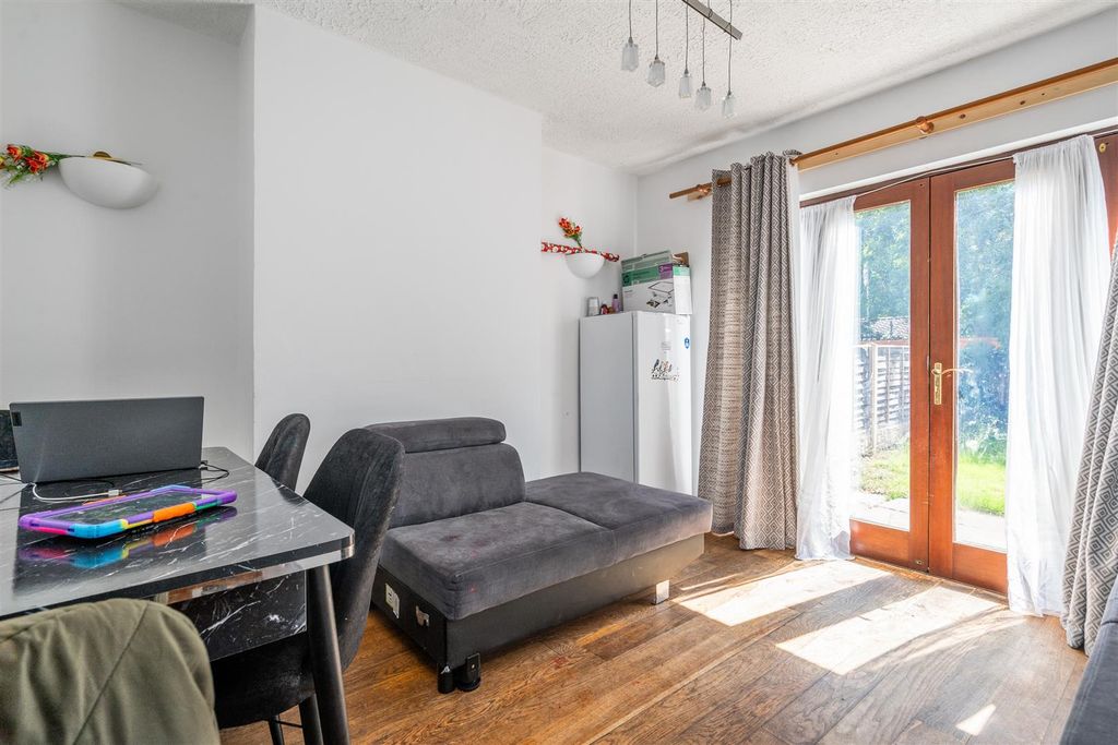 Property photo 3 of 12 73 Woodford Green Road_9.Jpg