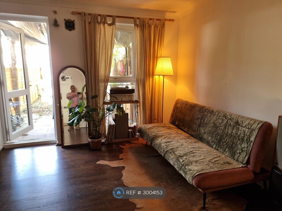 Property photo 1 of 16 Living Room