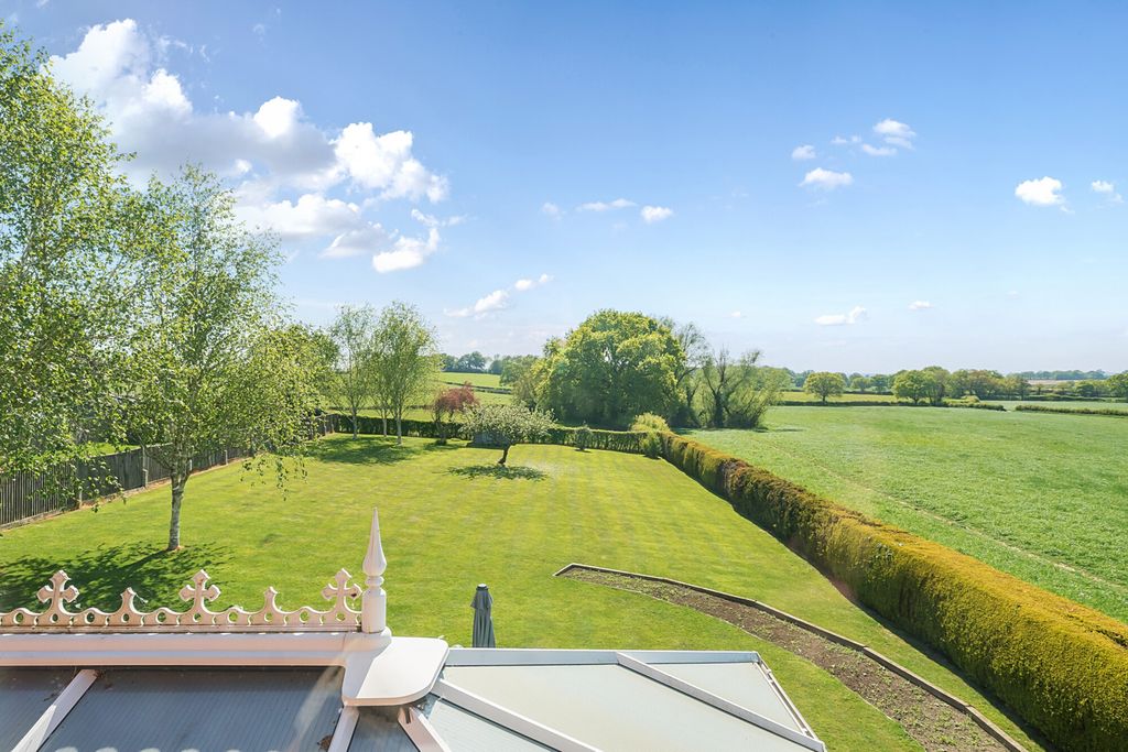 Property photo 2 of 21 Garden