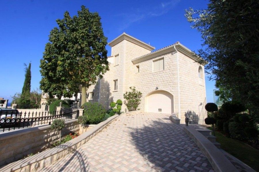 Property photo 2 of 33