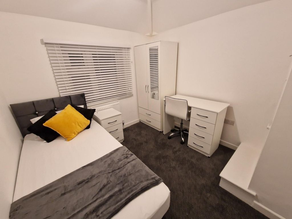 Property photo 3 of 57 Bright, Neatly Furnished Single Bedroom With A Com...