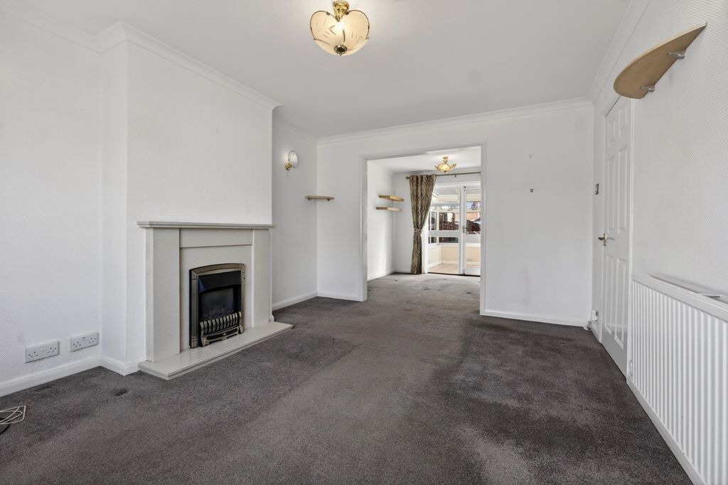 Property photo 2 of 18 Living Room (3)