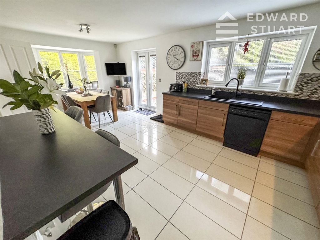 Property photo 2 of 19 Picture No. 16