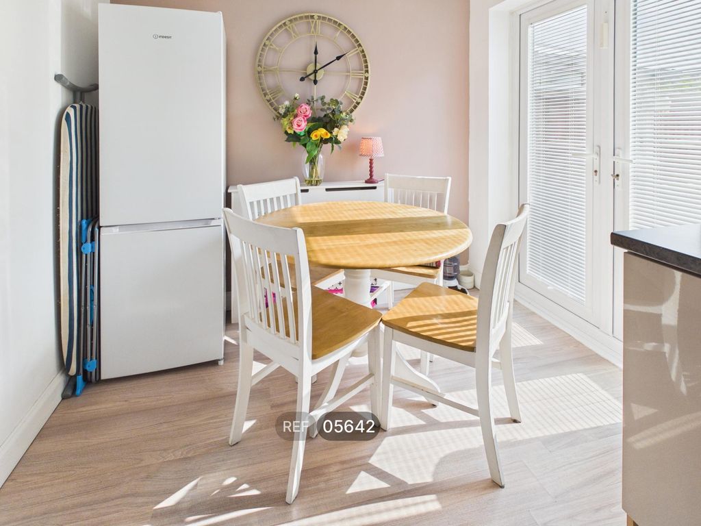 Property photo 3 of 11 Kitchen