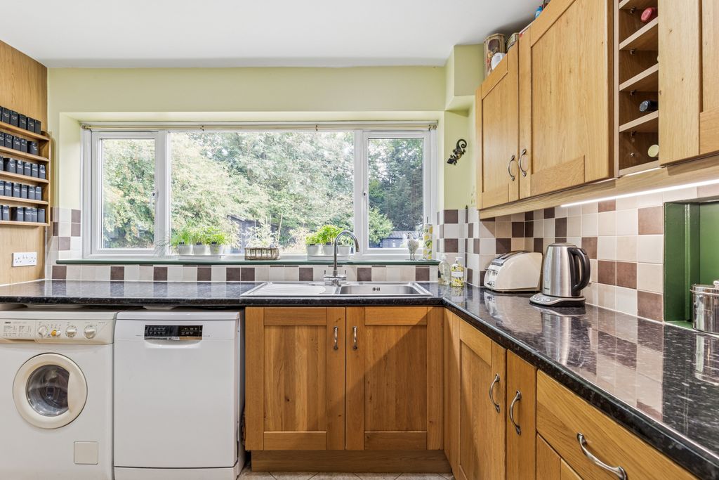 Property photo 2 of 33