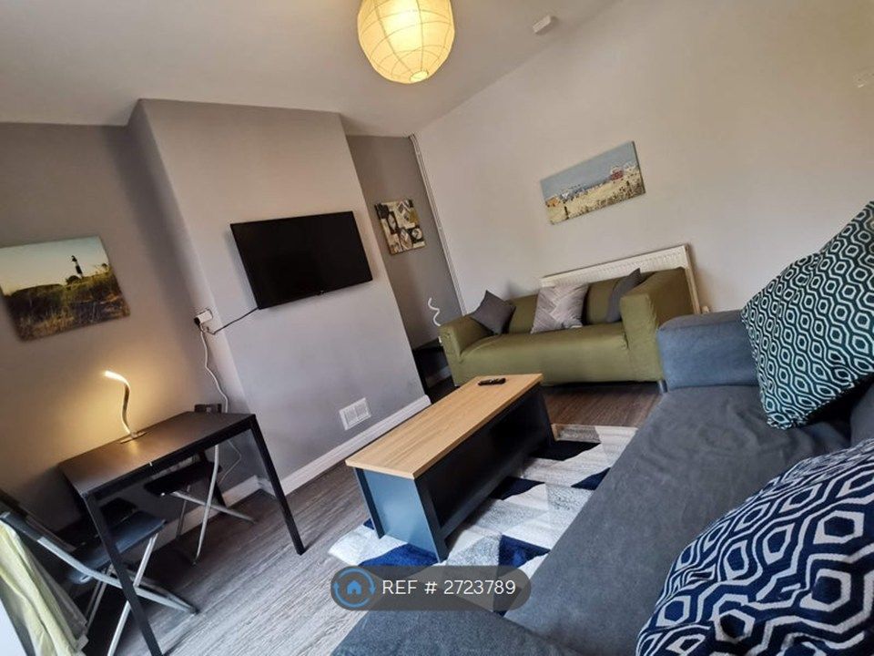 Property photo 1 of 8 Living Room