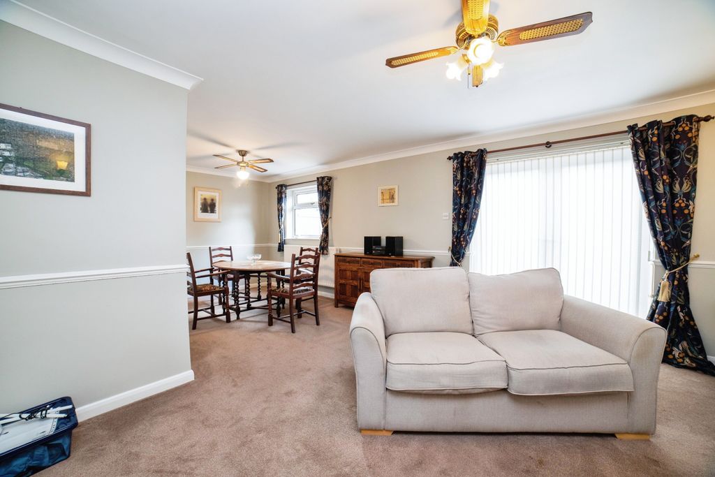 Property photo 3 of 15 Lounge